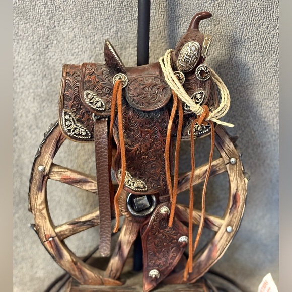 Western Theme Saddle Lamp, Home Decor - Picture 3 of 8